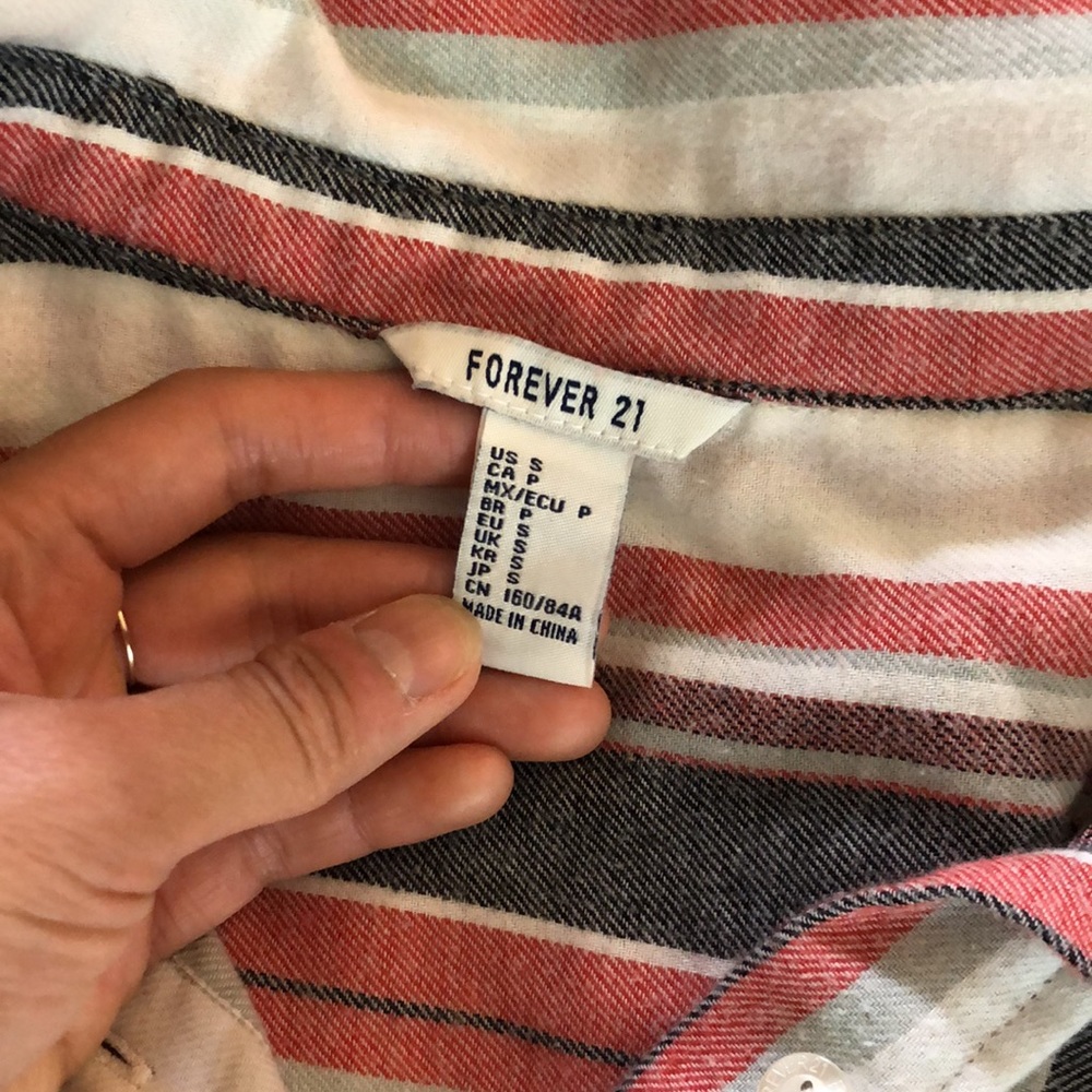 Forever 21 cropped tshirt - Picture 3 of 3